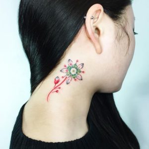 Татуировки для девушки на шее: 100 лучших идеи на фото