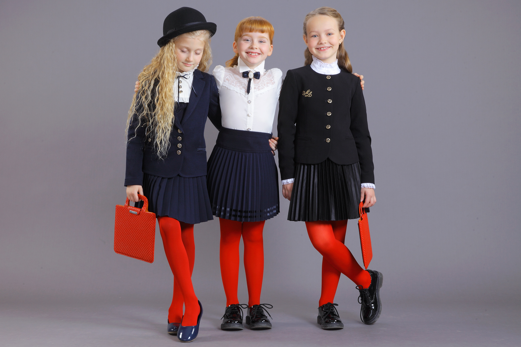 Троими шестиклассницами. Модная одежда в школу. Стильная Школьная форма для девочек. Модная Школьная форма. Необычная Школьная форма.