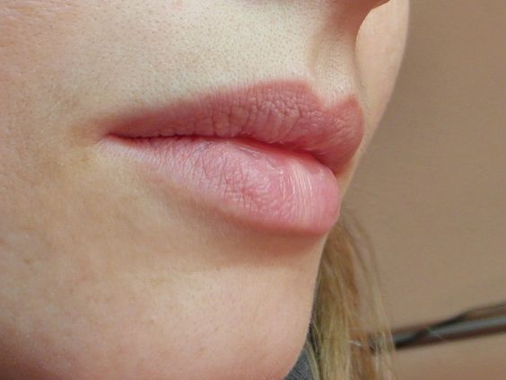Перманентный макияж губ прозрачное заполнение