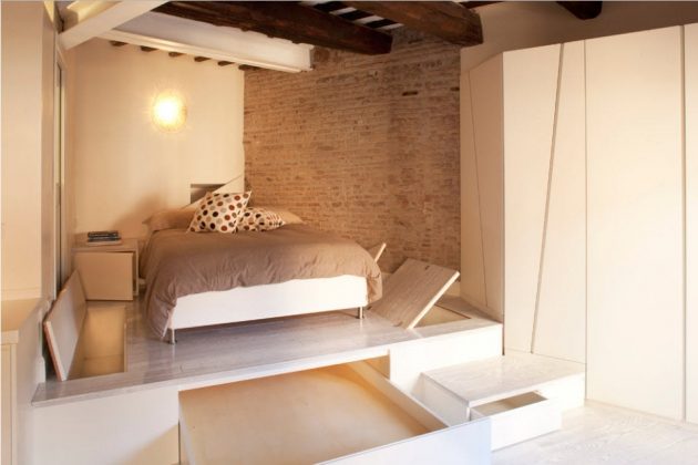 Спальня с кроватью на подиуме