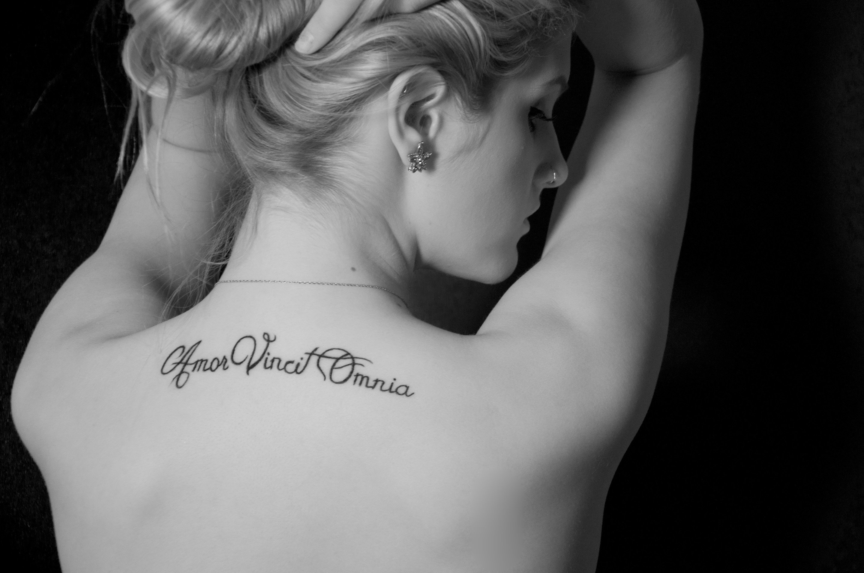 Надпись татуировка для девушек со смыслом. Татуировки для девушек. Красивые Татуировки для девушек. Тату надписи. Тату на спине для девушек.