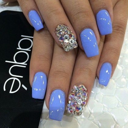 Синий с блеском на ногтях.