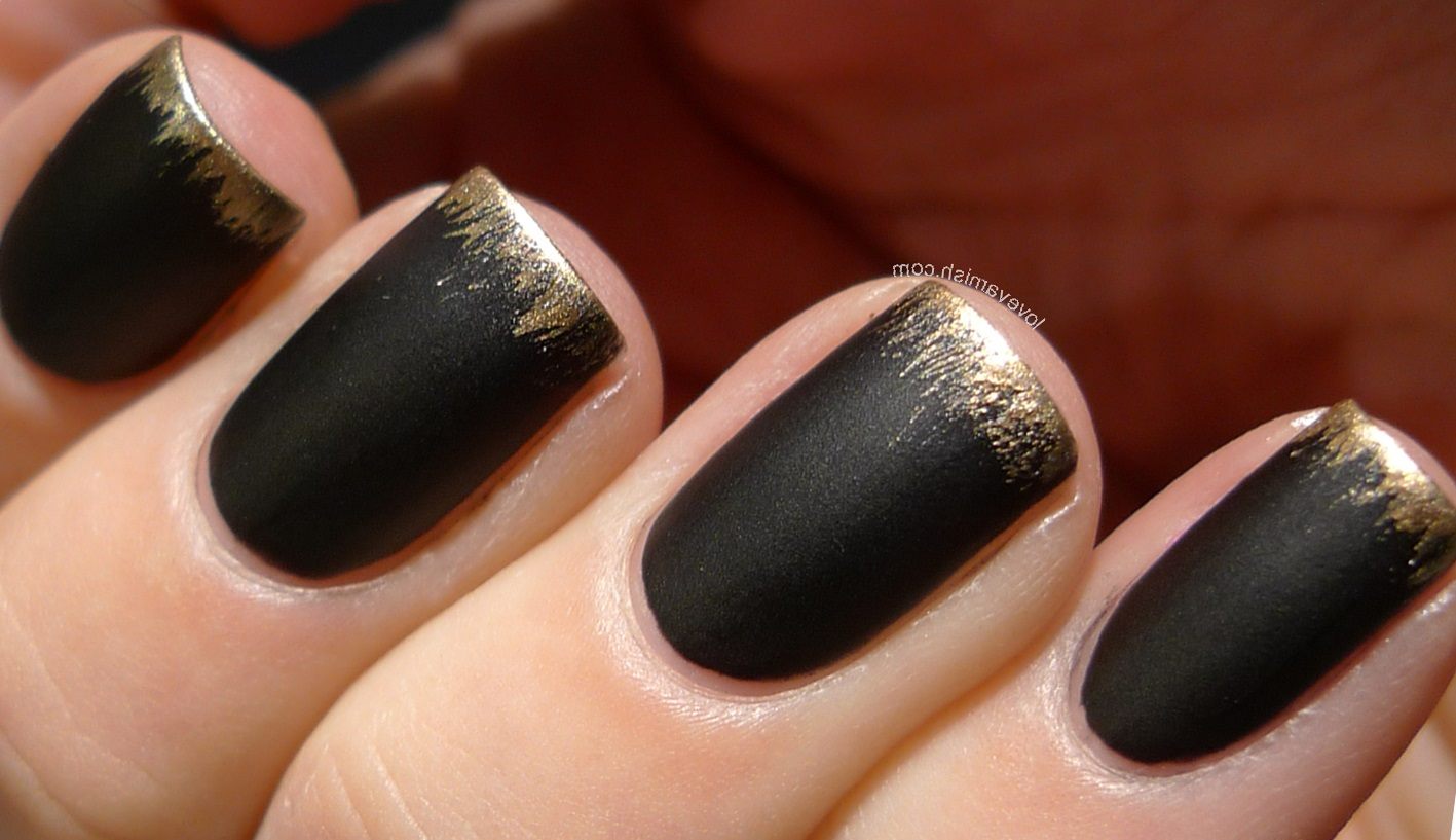 Черные матовые с золотом. Матовые ногти. Черные ногти. Темный маникюр. Черные матовые ногти.