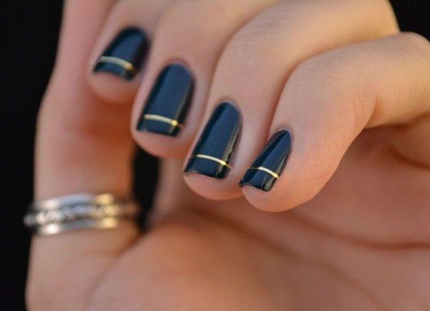 Тонкие серебряные линии на ногтях 