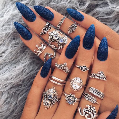 Синие блестки на ногтях