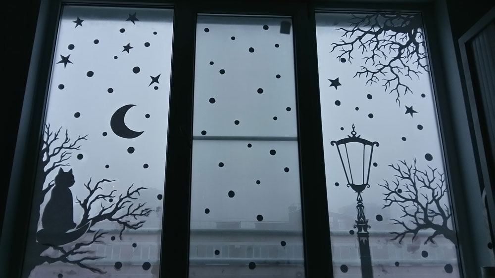 Луна и снежинки на стекле