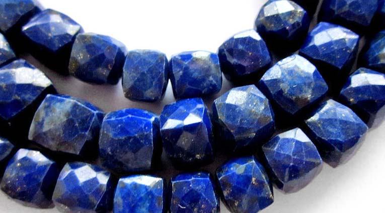 Нат камни. Камень сапфир синий авантюрин. Лазурит голубой камень. Натуральные камни синего цвета. Полудрагоценные камни синего цвета.