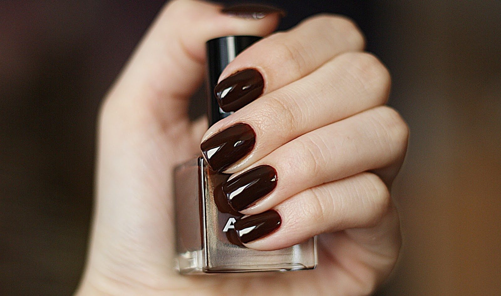 Темный шоколадный на ногтях