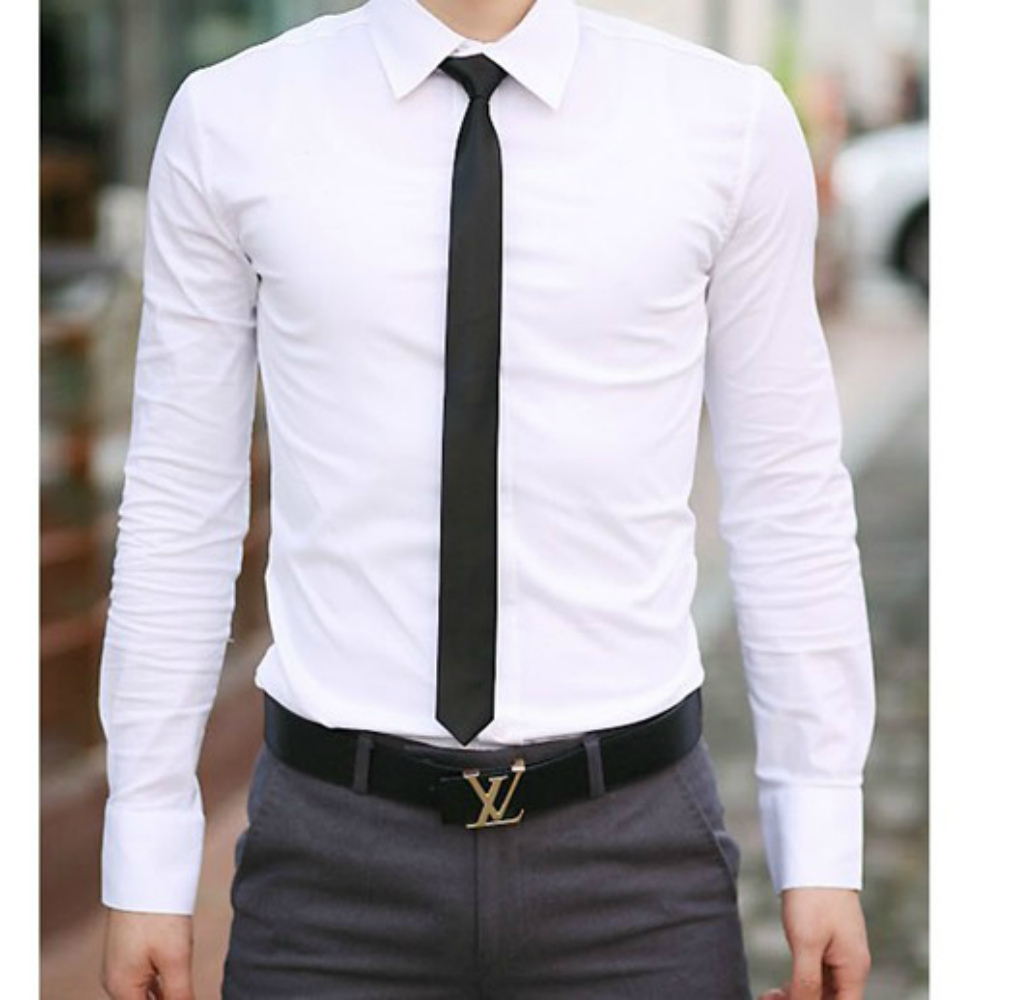 Мужчина в белой рубашке с галстуком