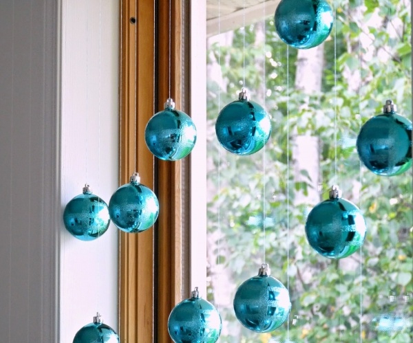 Голубые шарики на окне