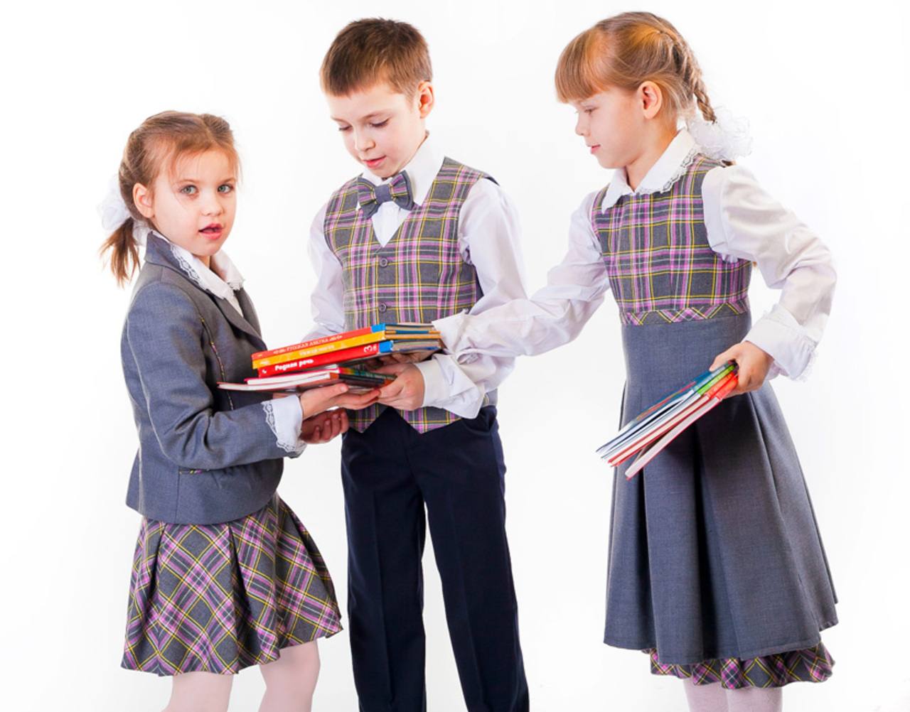 Дети одеваются в школу