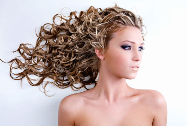 Прически на вьющиеся волосы: простые и эффектные варианты