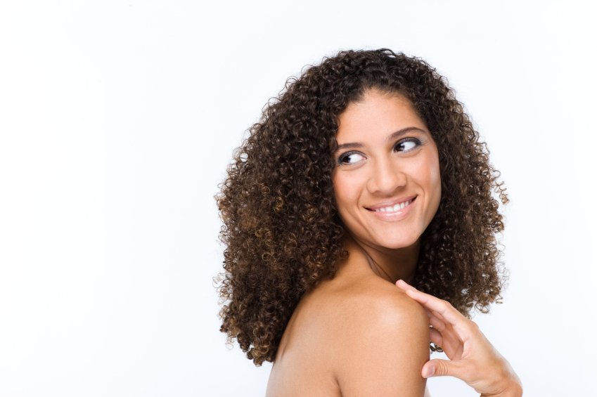 Прически на вьющиеся волосы: простые и эффектные варианты