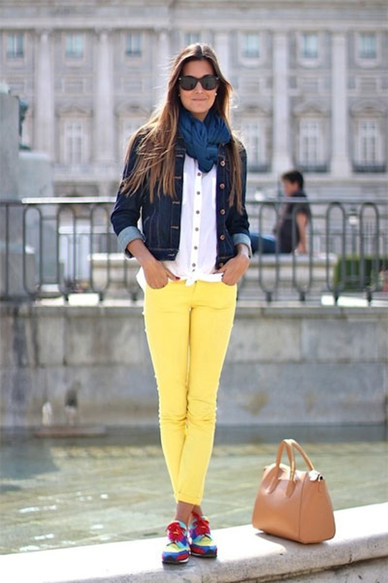 Яркие джинсы женские с чем носить фото