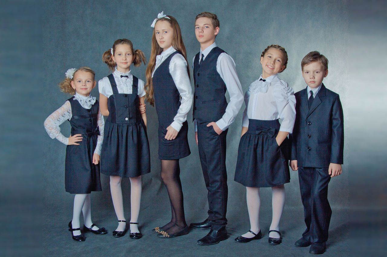 Можно ли выбрать школу. Школьная форма. Современная Школьная форма. Деловой стиль одежды для школьников. Школьная форма в России.