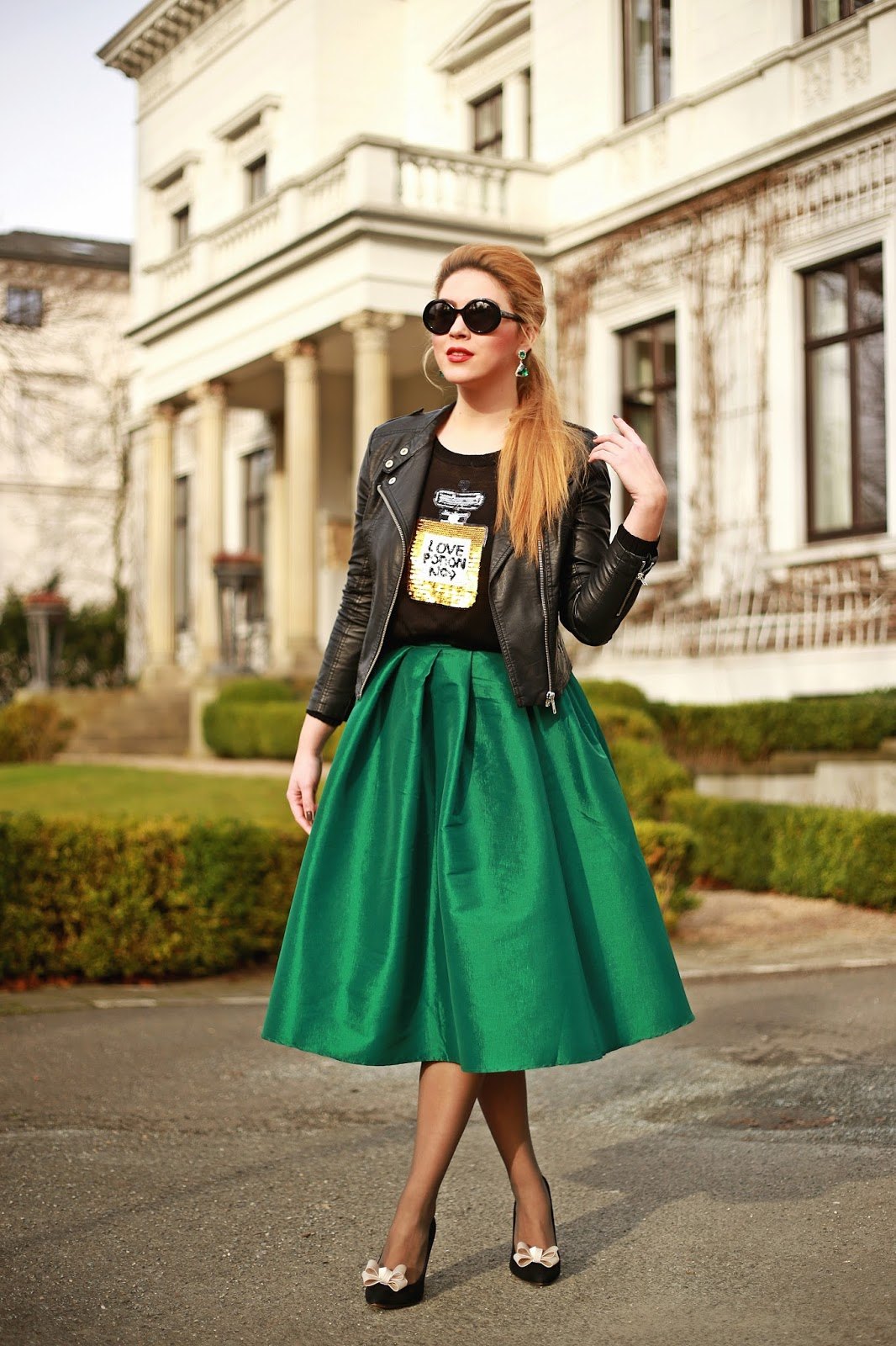 Кожаная зеленая юбка трапеция с чем носить