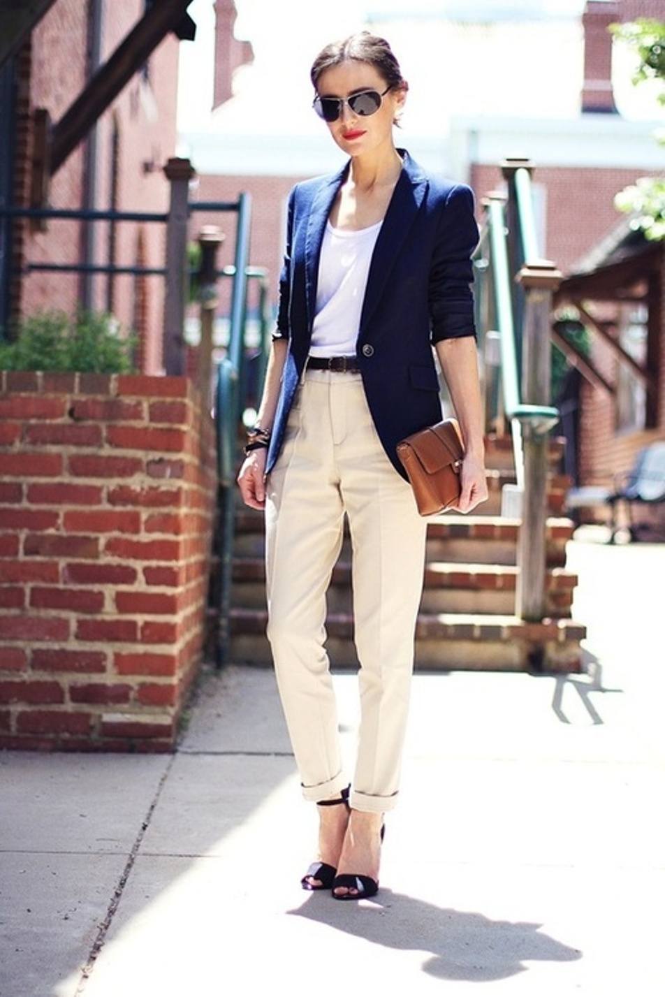 Образ со светлыми брюками женщине