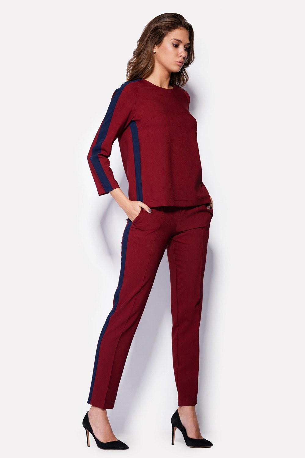 Бордовый костюм женский с брюками с чем носить