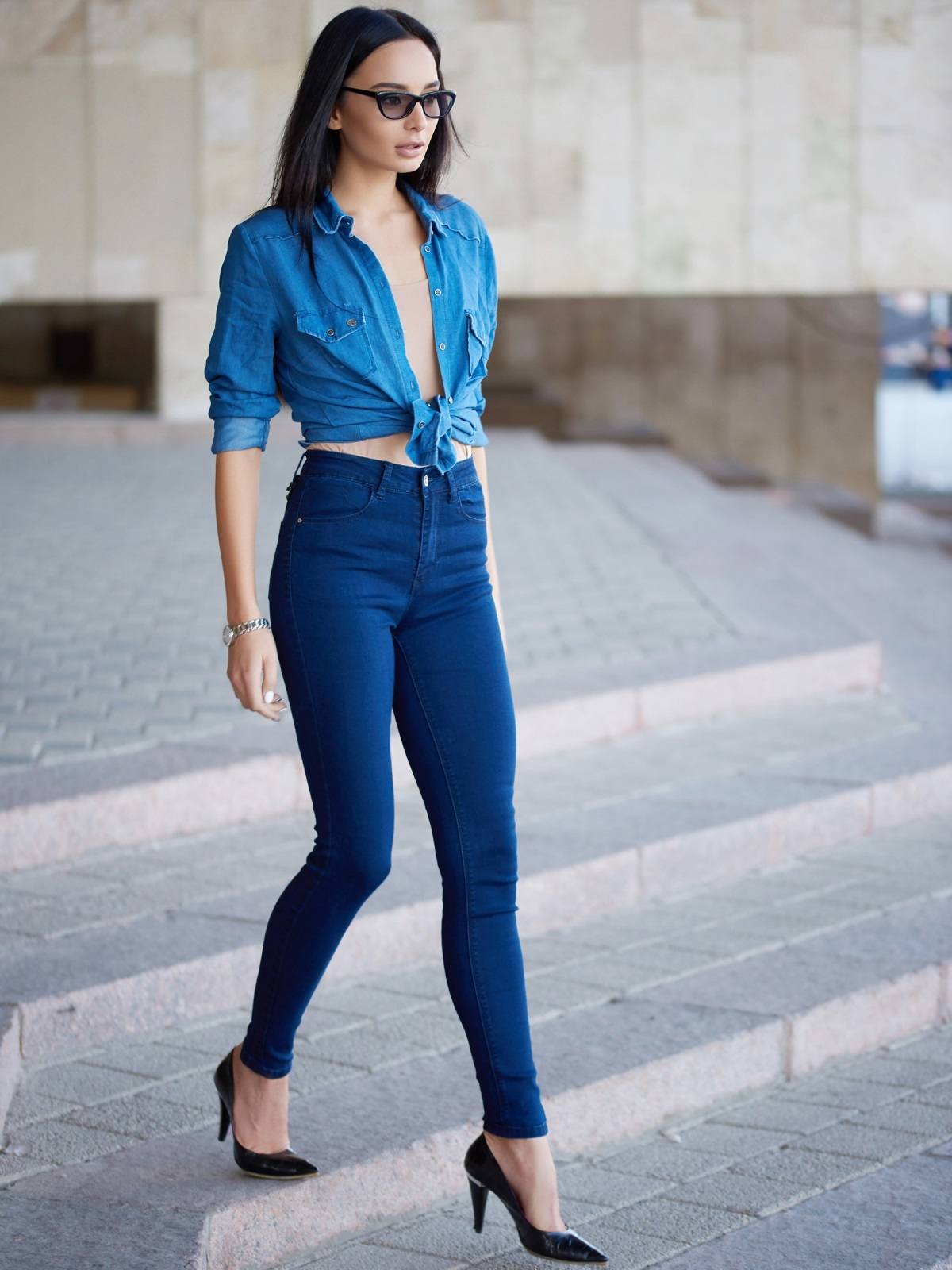 С чем сочетать синие джинсы женские