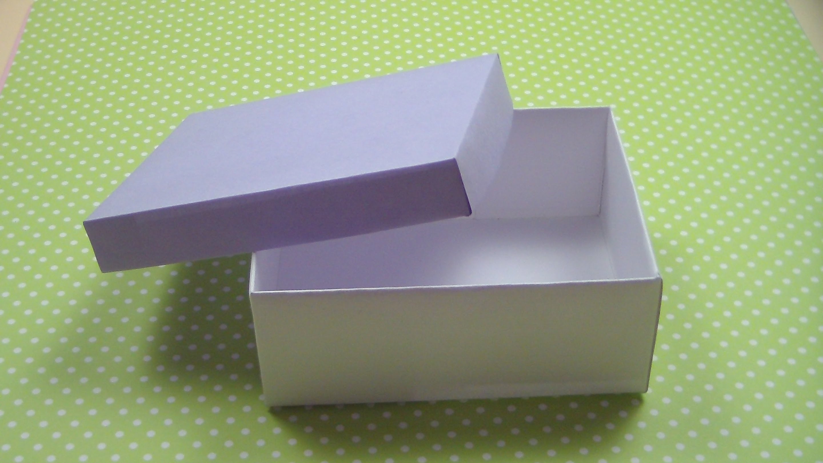 Бумажная коробочка с крышкой