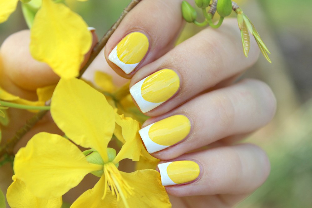 Маникюр на короткие ногти в желтых тонах фото