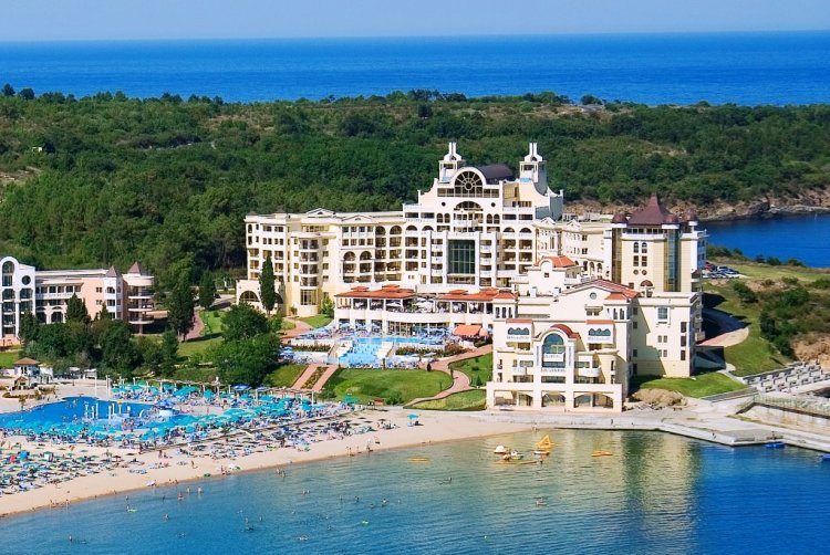 Отдых летом 2018: обзор цен, отелей и местных красот зарубежных и российских курортов