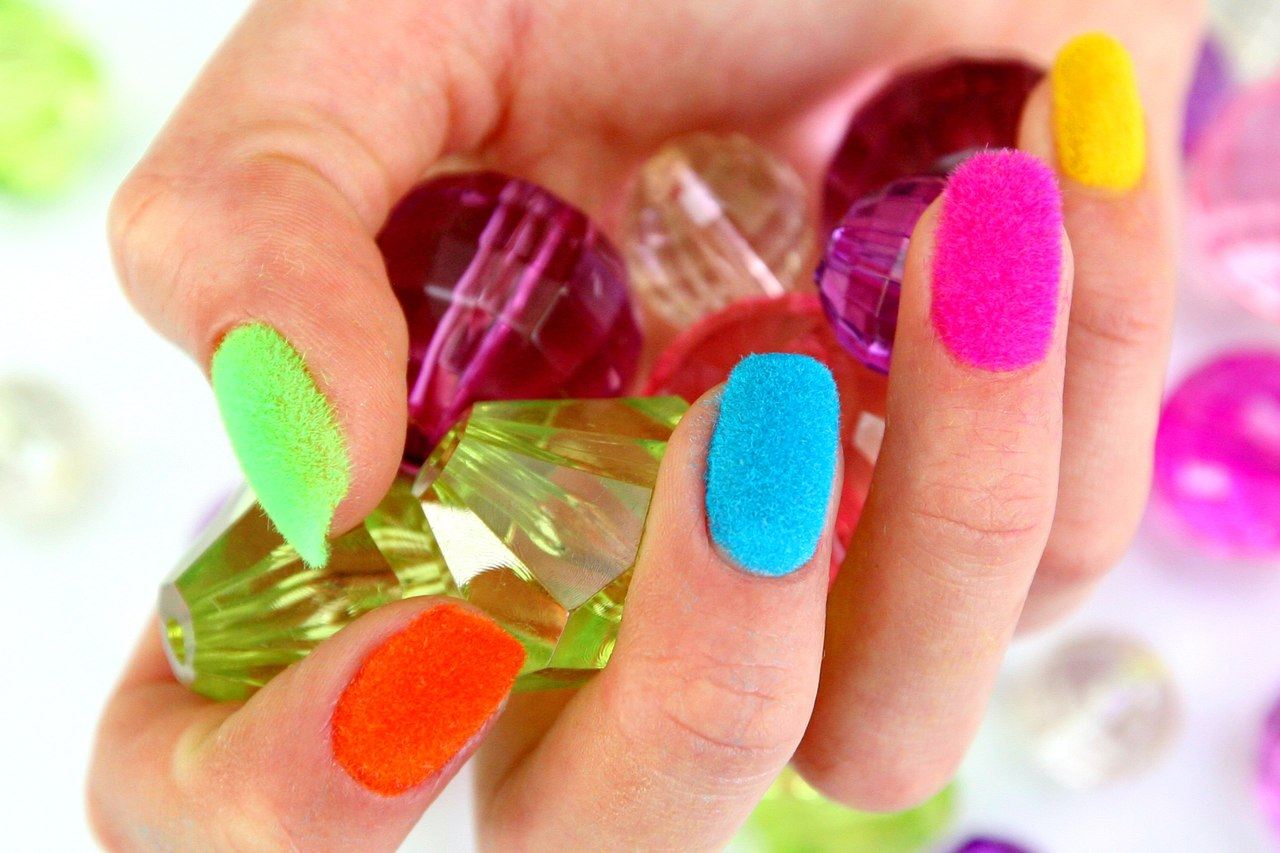 Нужно ли ногтям отдыхать. Разноцветный маникюр. Ногти цветные яркие. Яркие разноцветные ногти. Яркий маникюр.