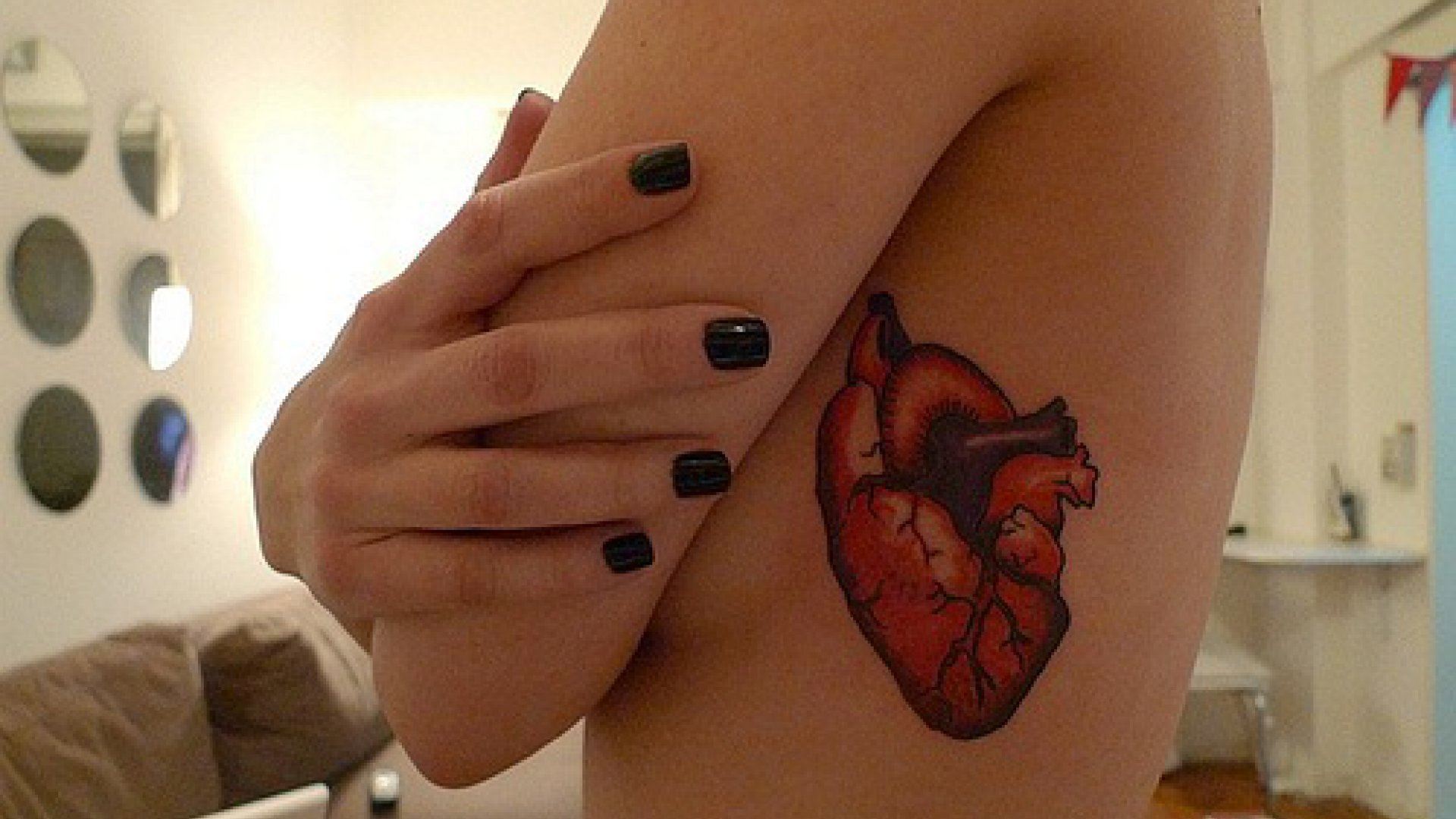 Татуировка на груди разбитое сердце