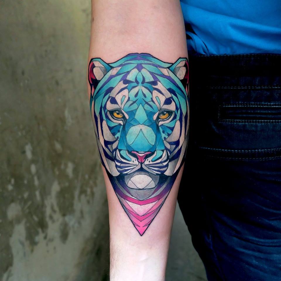 Величавый тигр на татуировке: сюжеты, эскизы, значение
