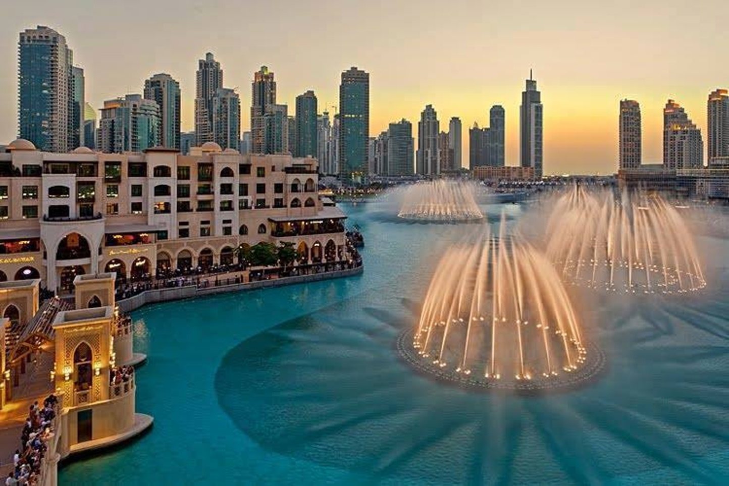 Дубайские видео. Фонтан Дубай Объединённые арабские эмираты. Бурдж Халифа фонтаны. Дубай достромичательности.