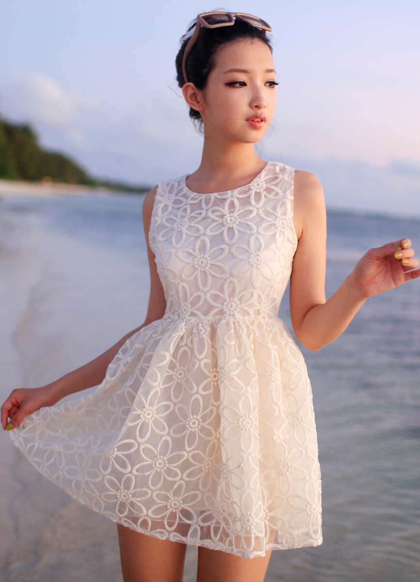 Легкое белое летнее платье