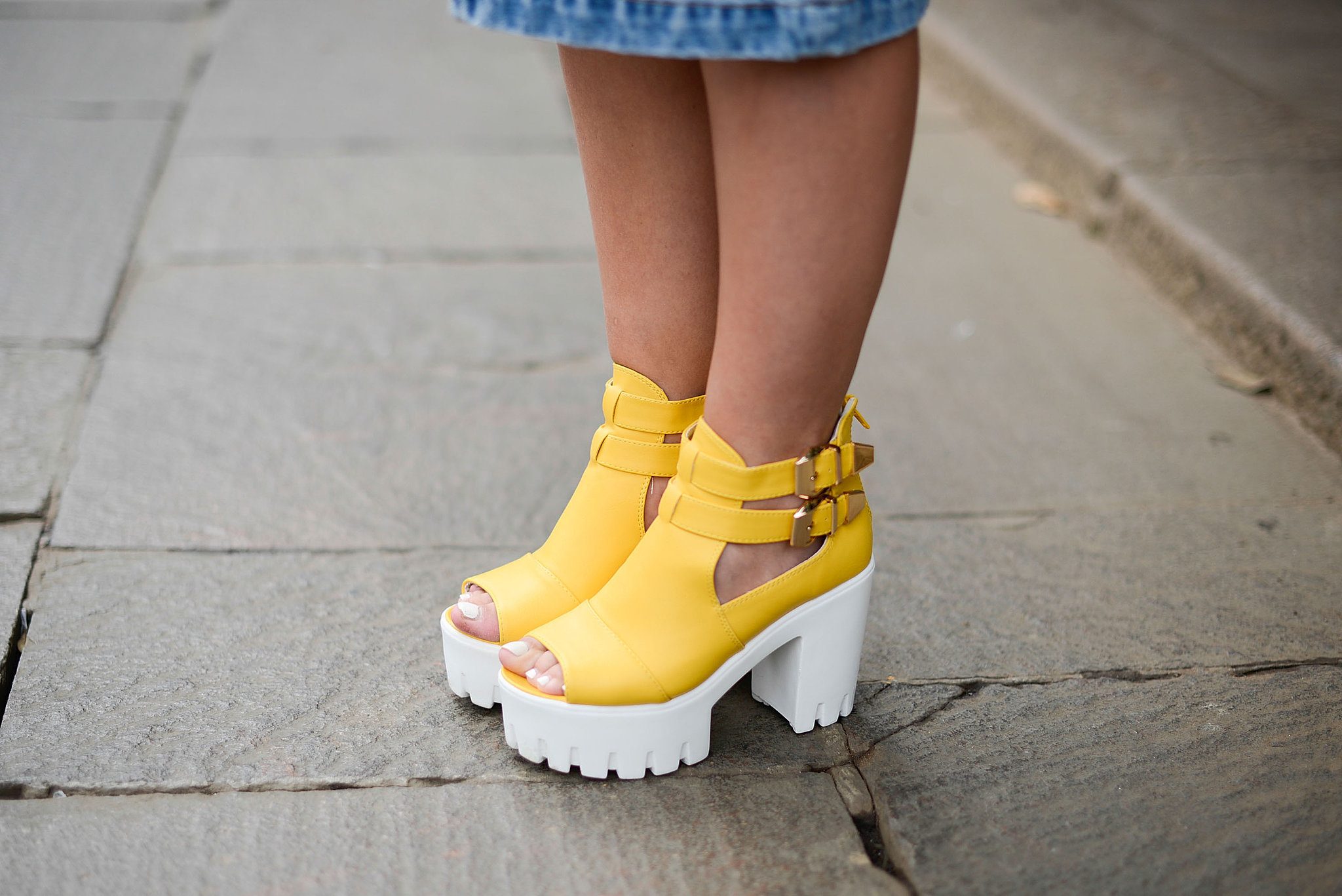 Какую обувь купить на лето. Желтые ботинки 2022. Модная обувь. Стильная обувь для девушек. Модные туфли.