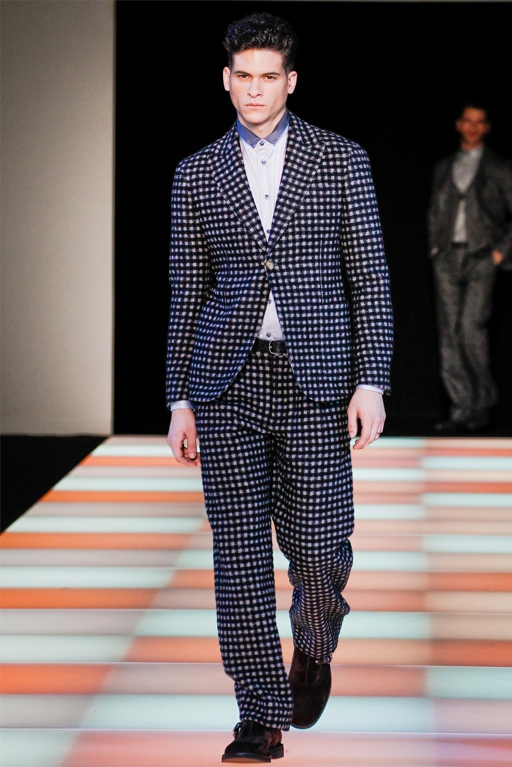 Костюм мужские мода. Пиджак Джорджио Армани джинсовый. Модные мужские костюмы. Модные костюмы для мужчин. Трендовый костюм мужской.