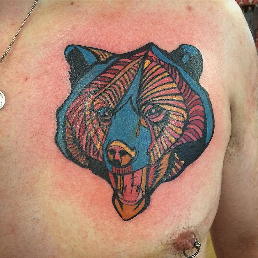 Тату медведь на груди цветные
