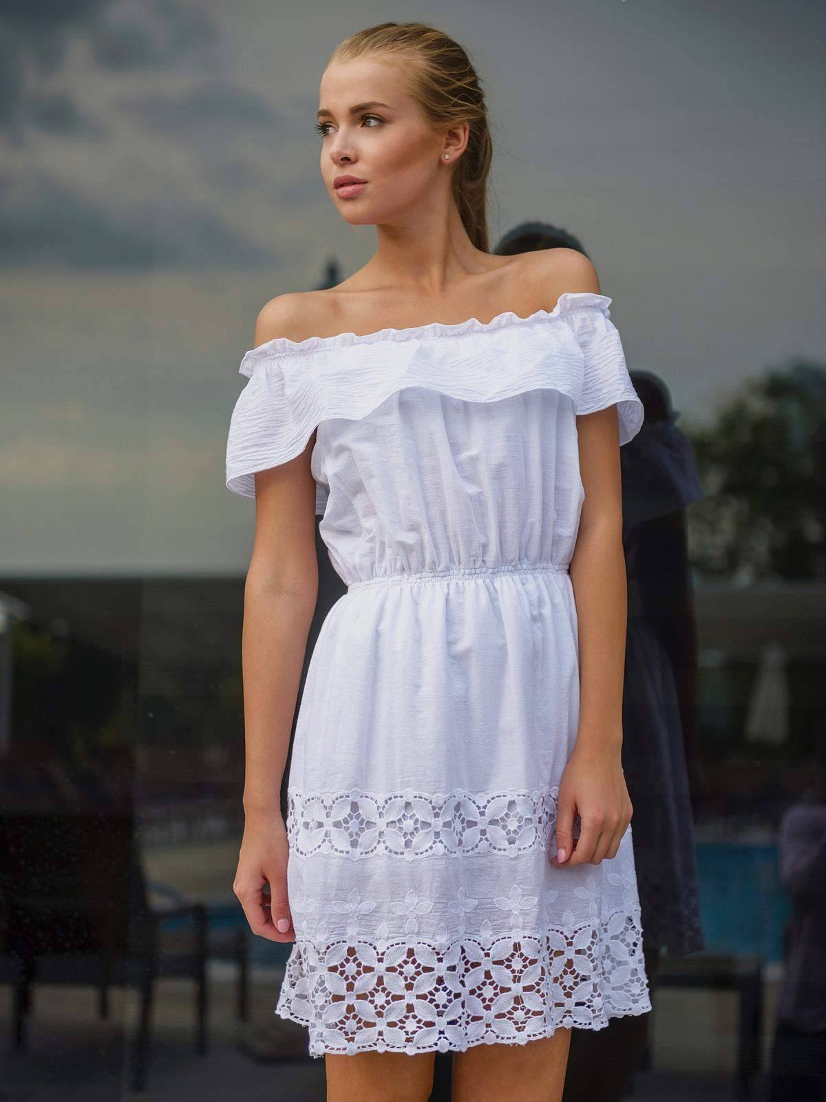 Белое платье с шитьем
