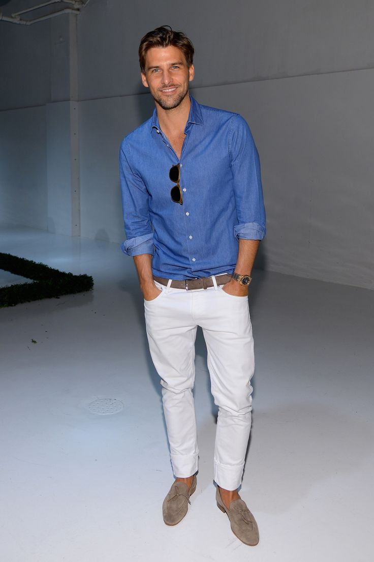 Белая рубашка и голубые джинсы