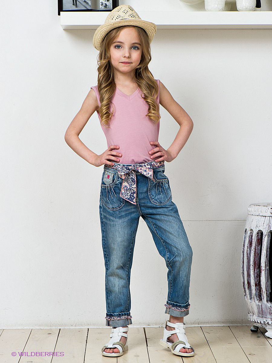 Маленькая девочка в джинсах