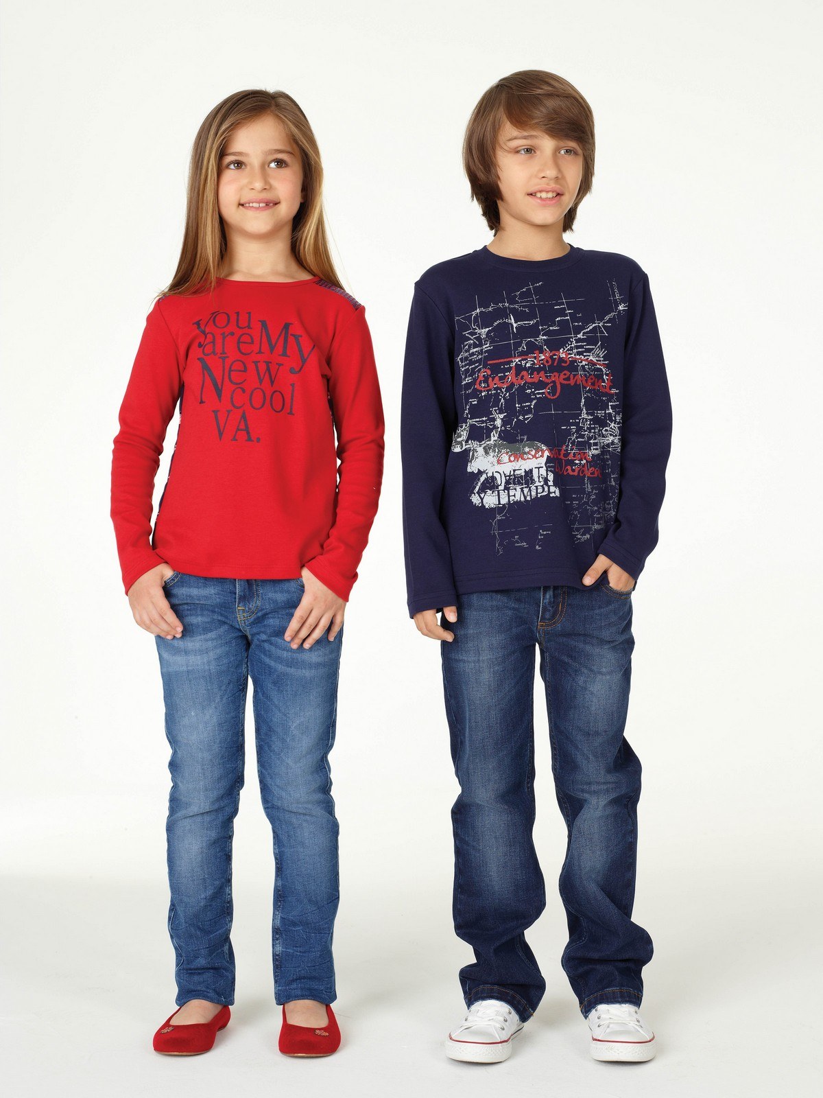 Мальчик и девочка в джинсах