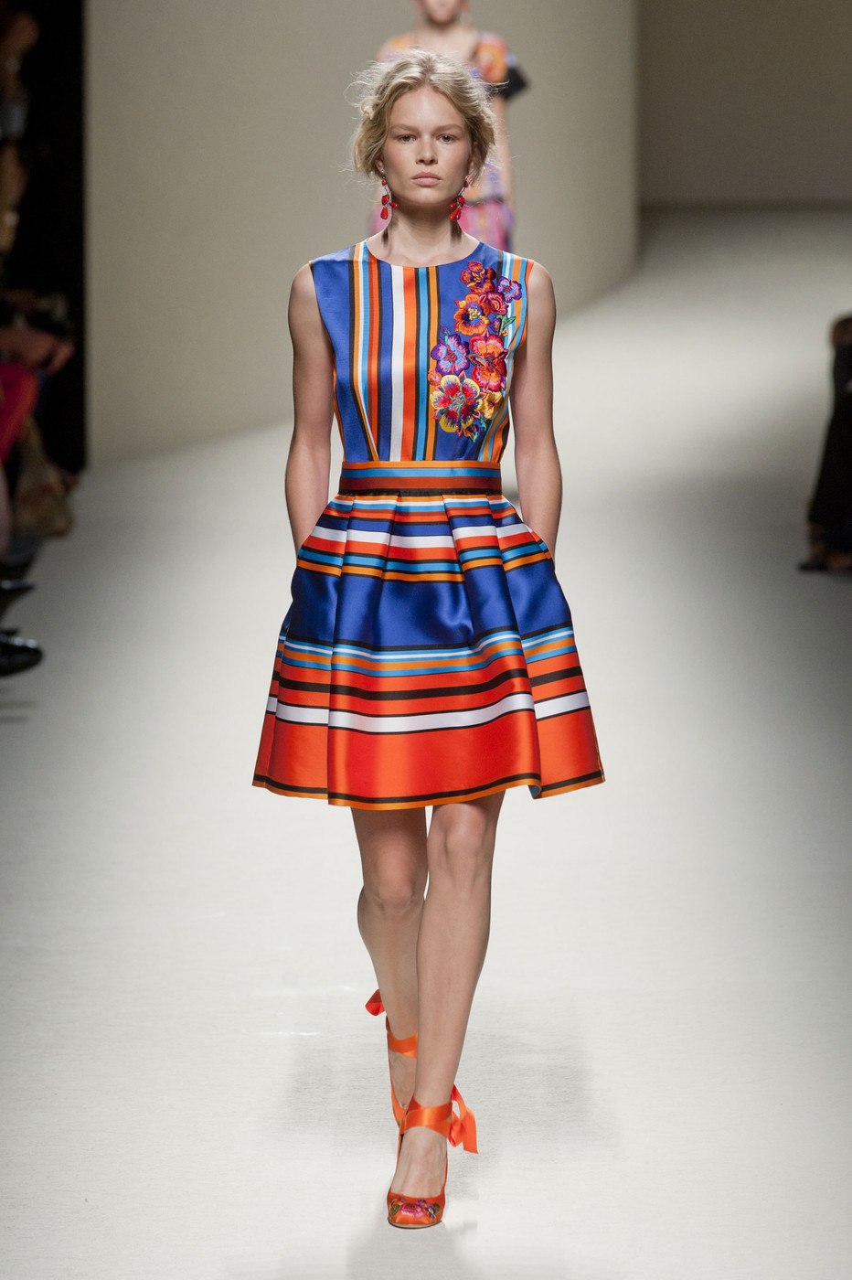 Модные яркие платья: 70 стильных образов в насыщенных тонах