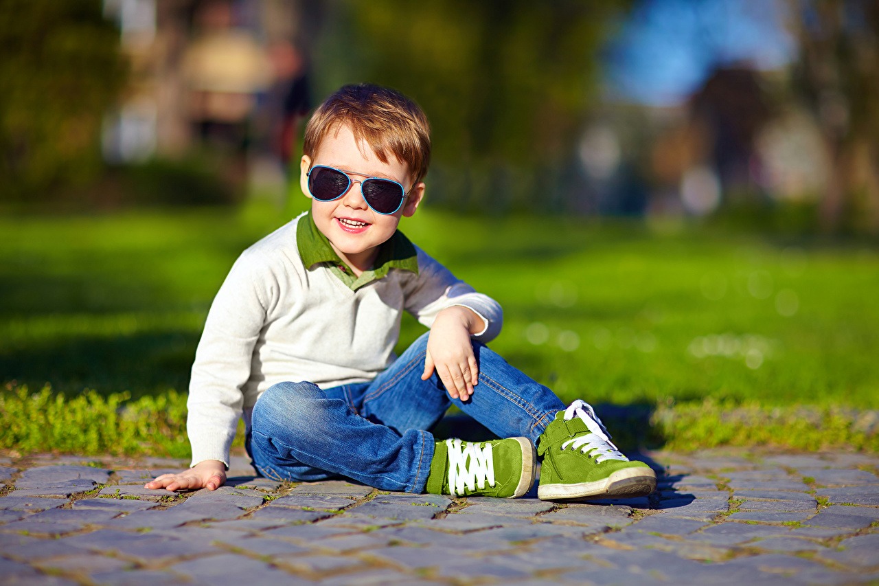 Модные детские джинсы: стильные и удобные фасоны для маленьких модников