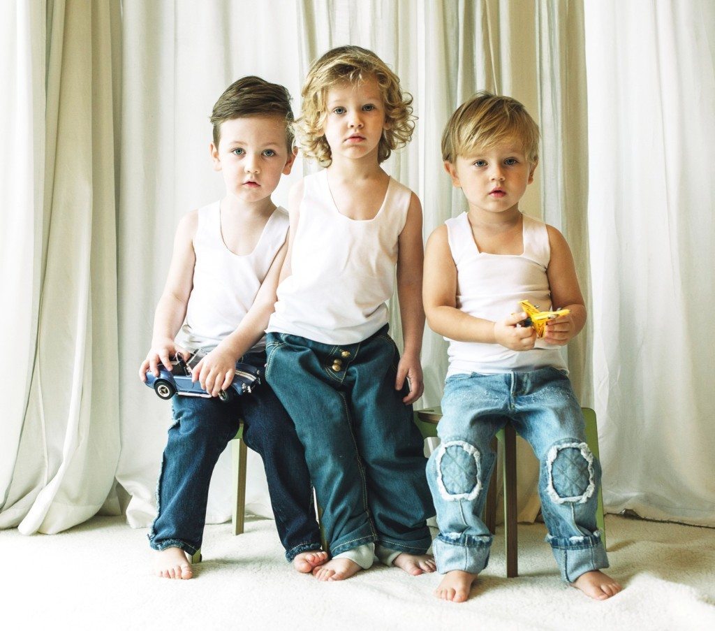 Четверо мальчиков пробуют. Красивые дети трое. Много мальчиков. Фотосессия в джинсах с детьми. Три девочки и мальчик.