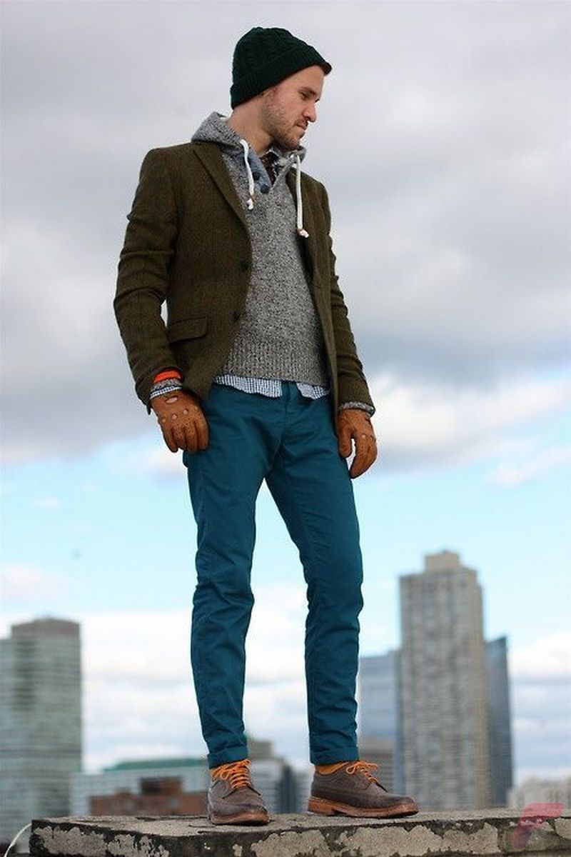 Синие джинсы с коричневыми ботинками мужчины