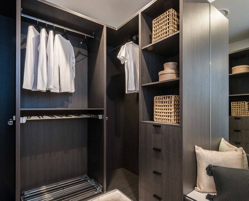 Грамотная экономия пространства: выбираем стильный и функциональный угловой шкаф в спальню