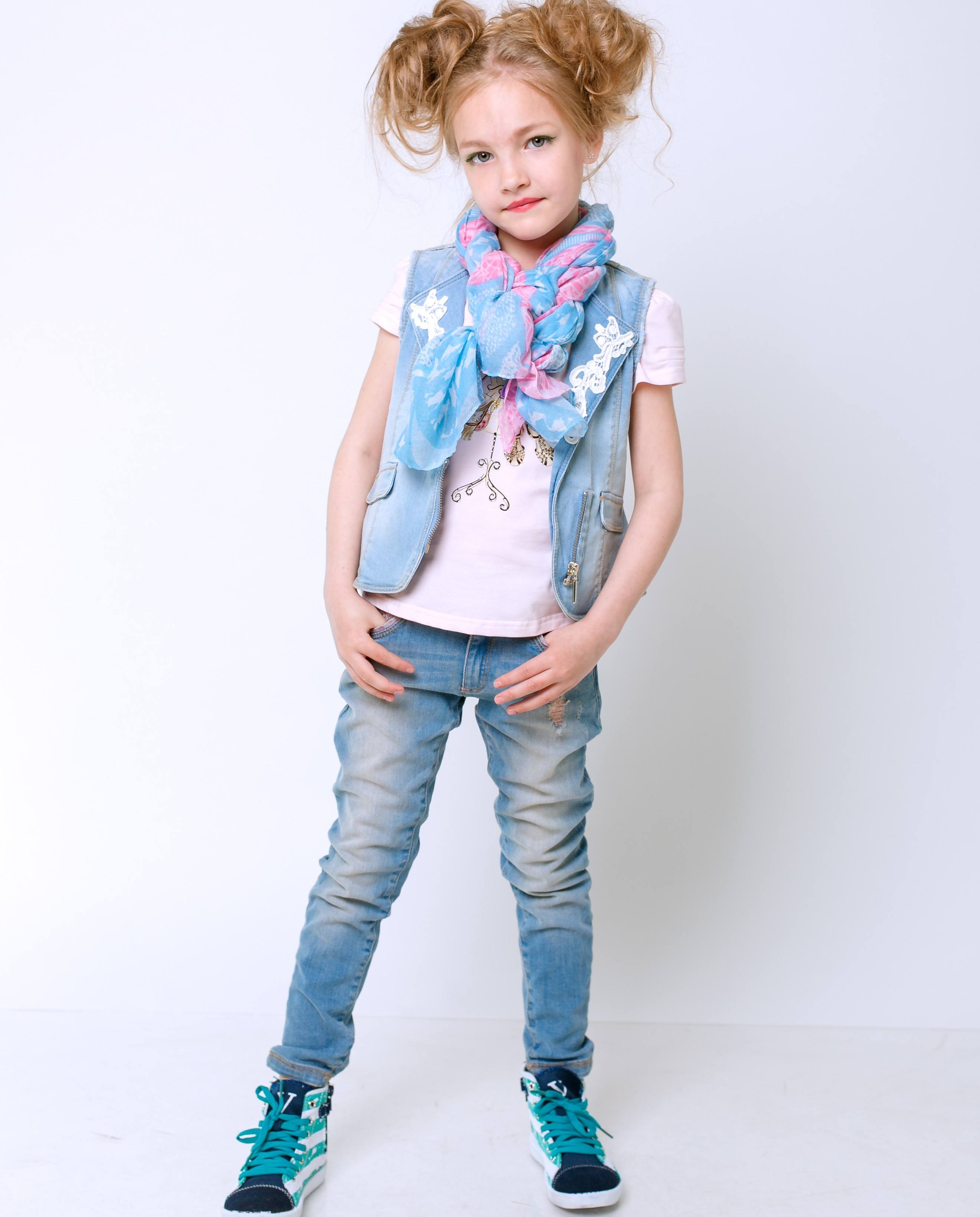 Модные детские джинсы: стильные и удобные фасоны для маленьких модников