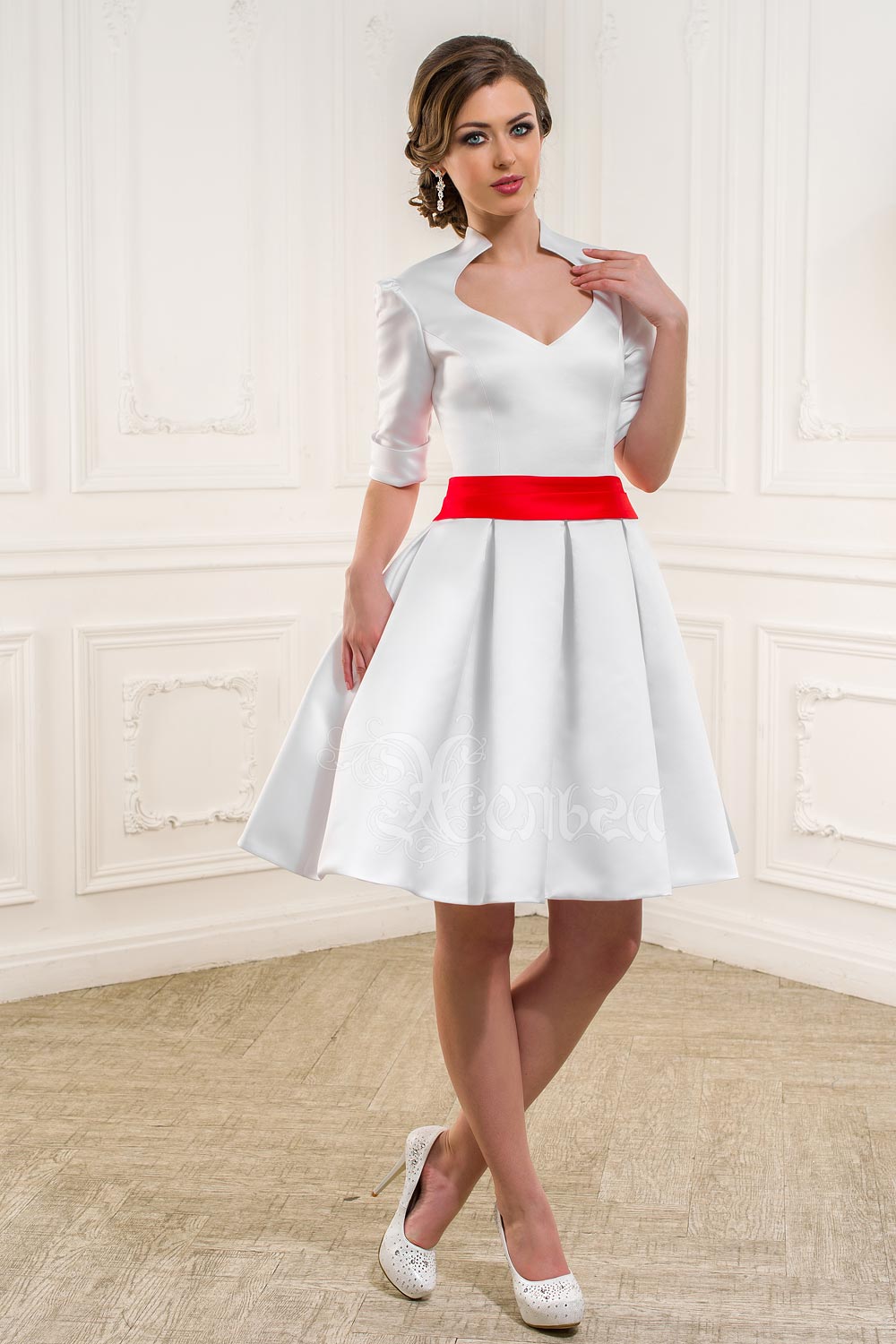 Платье с красным поясом. Белое платье. Красно белое платье. Платье с поясом. Белое короткое платье с красным поясом.