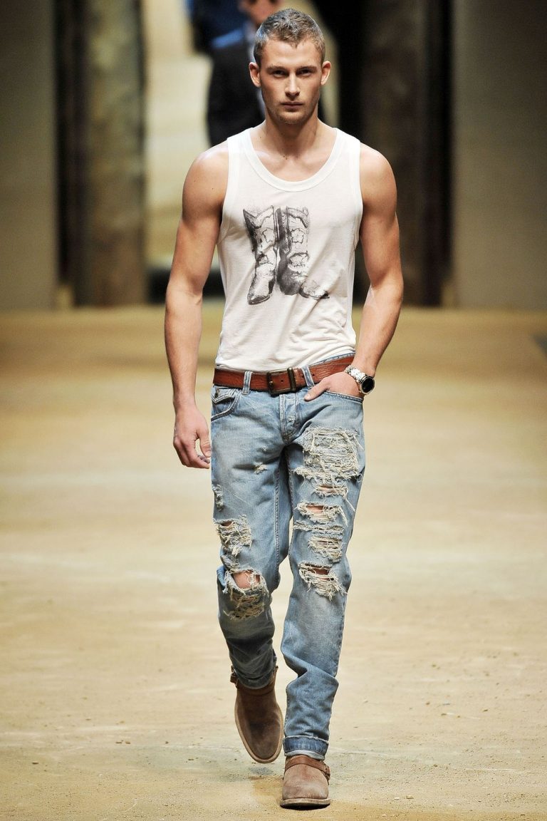 Мужчины модели в джинсе