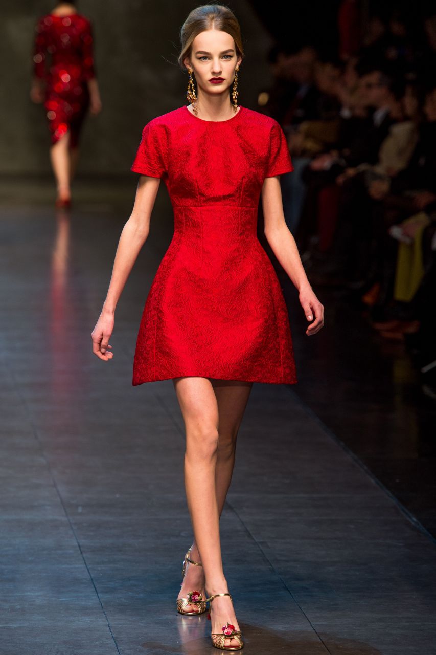 Модные яркие платья: 70 стильных образов в насыщенных тонах