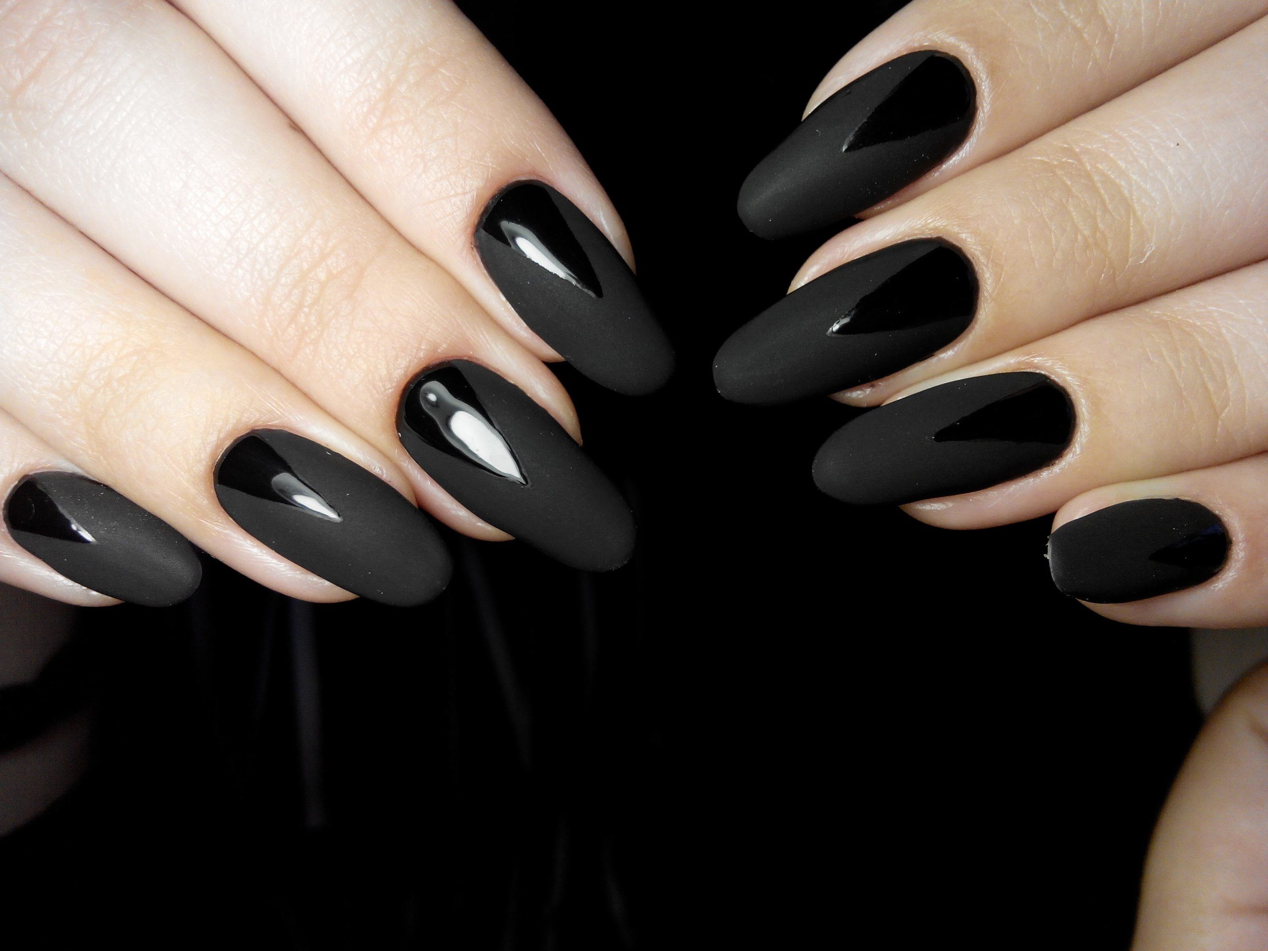 Идея черных ногтей. Черные ногти. Темный маникюр. Черные ноги. Красивый черный маникюр.