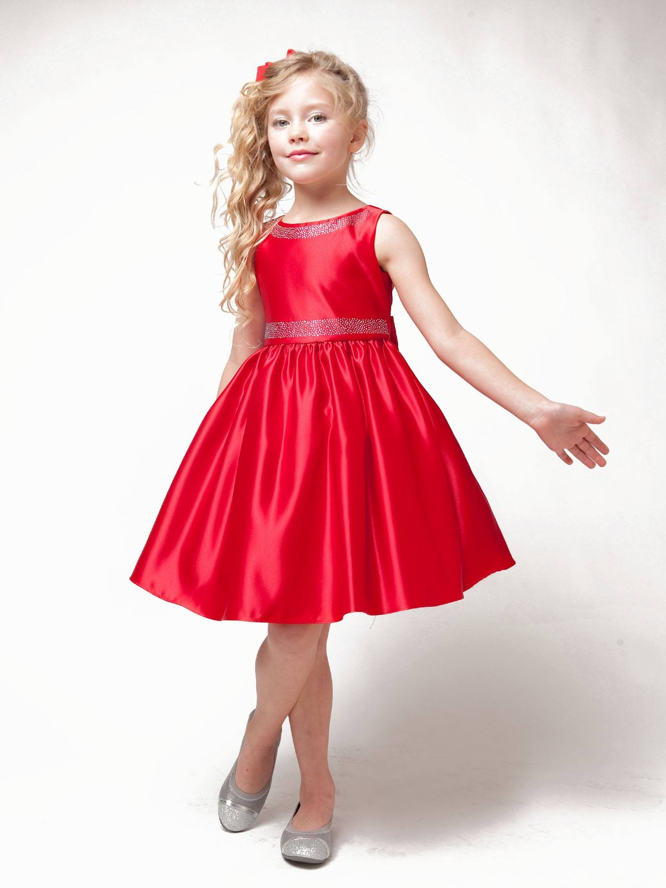 В детском саду красивые девочки. Платье для девочки. Красивые платья для девочек. Девочка в Красном платье. Нарядное платье для девочки.