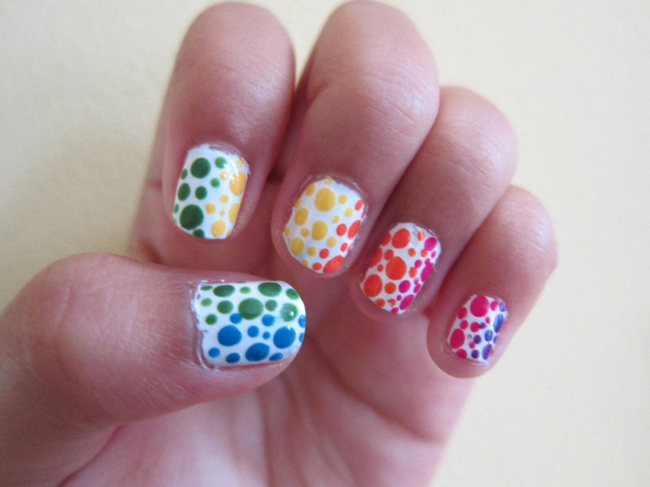 Разноцветные цветы маленькие дотсом на ногтях